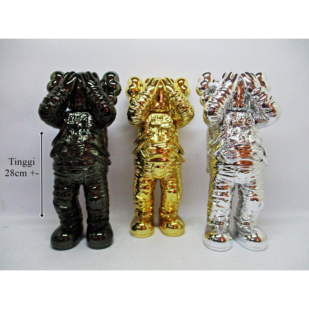 Figure Kaws Holiday SPACE Astronout Gold Silver Black