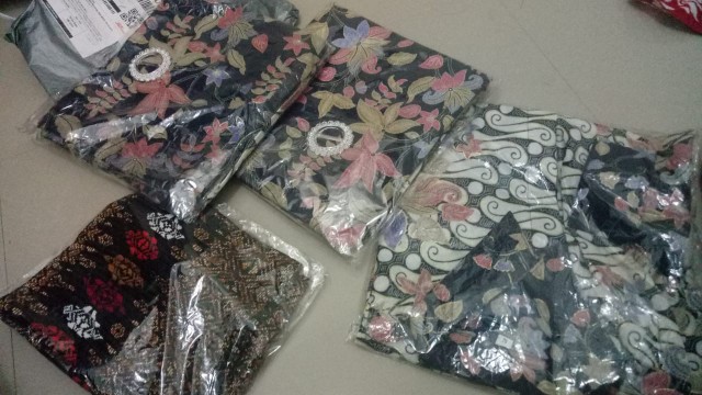 Wm>cople Batik Toraja Silk Hem Panjang Hem Pendek Rok Plisket Termurah Cople Keluarga.