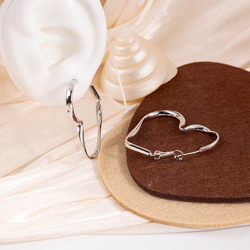 Anting Hoop Bentuk Hati Besar Bahan Metal Warna Emas / Silver Untuk Wanita