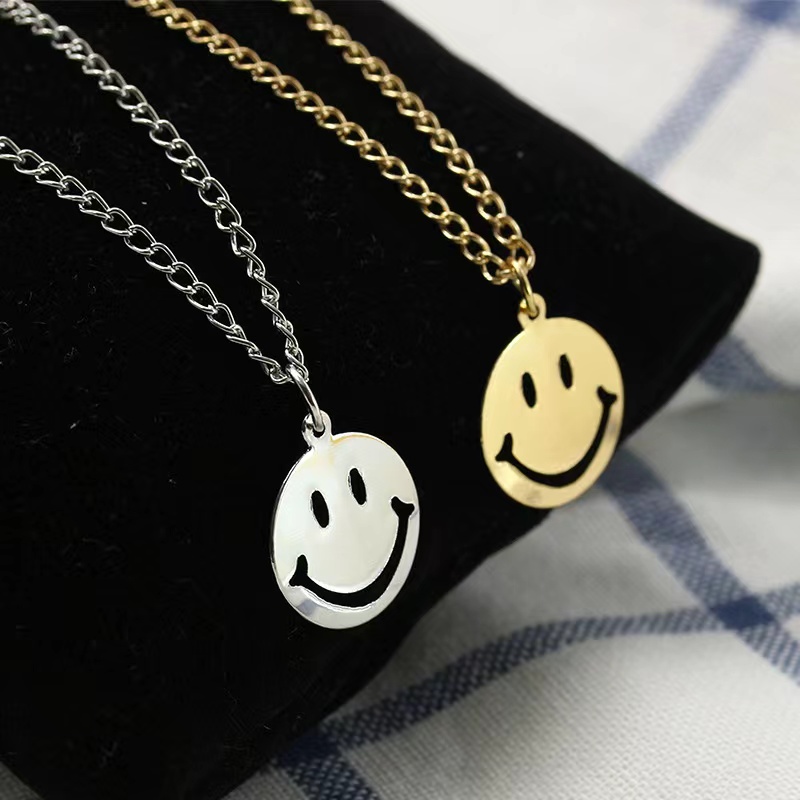 Kalung Rantai Dengan Liontin Bulat Hollow Motif Smile Gaya Untuk Wanita
