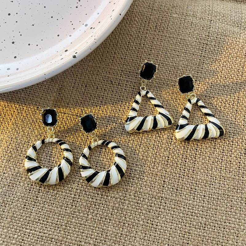 Anting Tusuk Gantung Temperament Desain Segitiga Hollow Motif Garis Hitam Putih Hias Berlian Gaya Korea Untuk Wanita