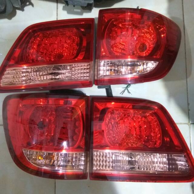 Stoplamp dan reflektor bagasi toyota fortuner 2005