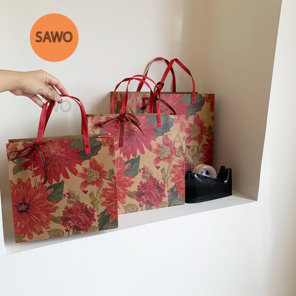 

Christmas Red Flower Paper Bag With Ribbon Termasuk Pita| Kado Kantong Kertas Bingkisan Hadiah Natal