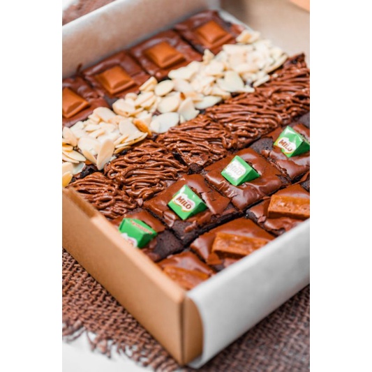 SKAT BROWNIES PREMIUM CADBURY ALMOND NUTELLA MILO KITKAT ENAK FUDGY LAPARYUKMAKAN