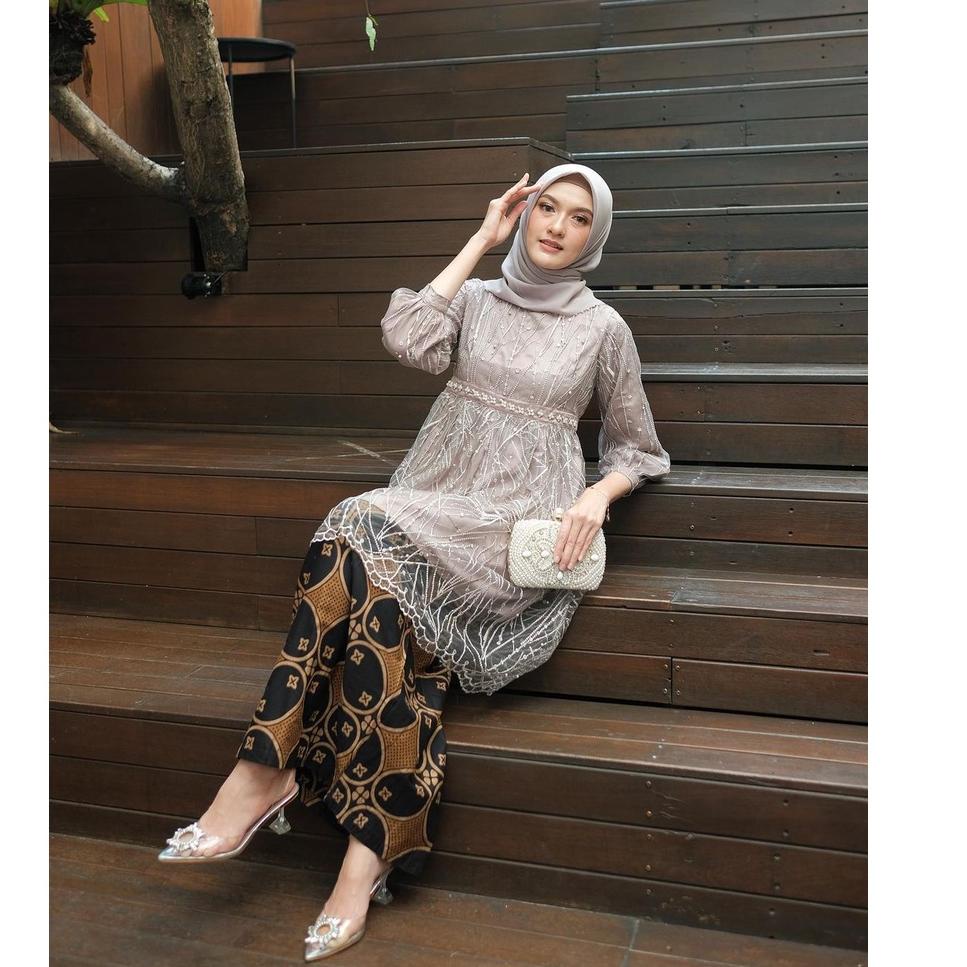 BLM.26Au22ᴾ ‣ Batik Couple Kebaya Modern  Kebaya Tunik  Tunangan  Wisuda  Kondangan  Lamaran Batik M