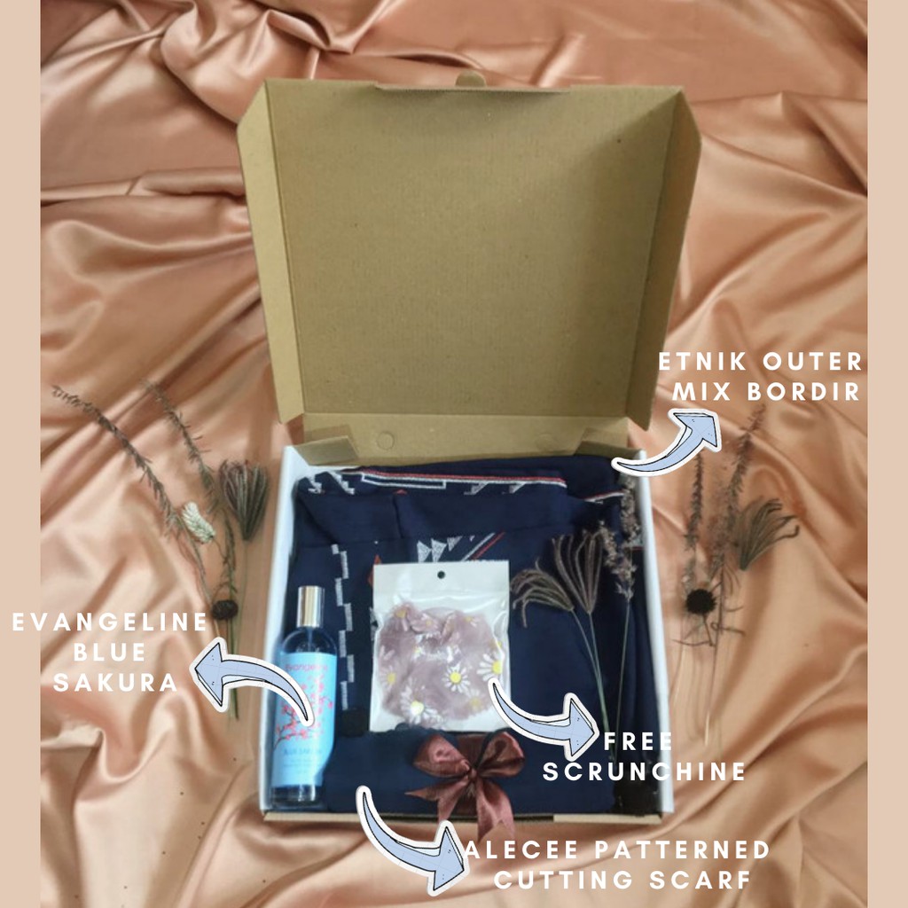 

Hampers / Giftbox / Kado Ulang Tahun Untuk Pacar - Etnik Navy