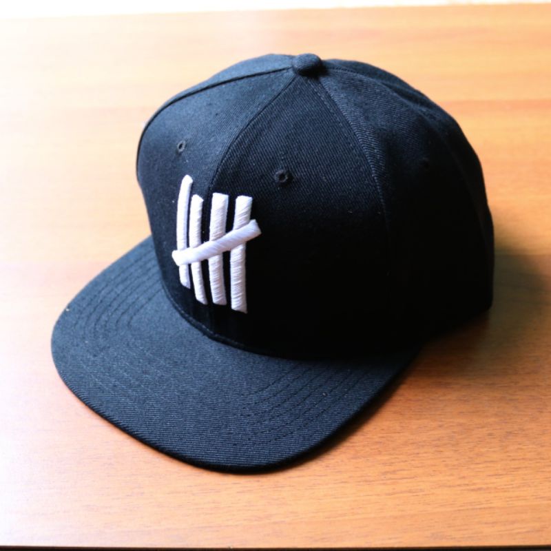 Topi snapback pria undefeated