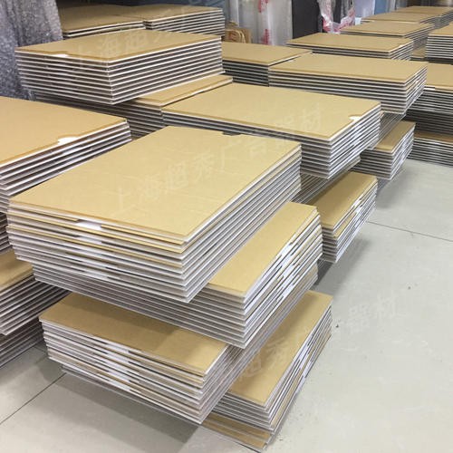 

AKRILIK TRANSPARAN / MIKA BENING 3MM A3 42x30cm