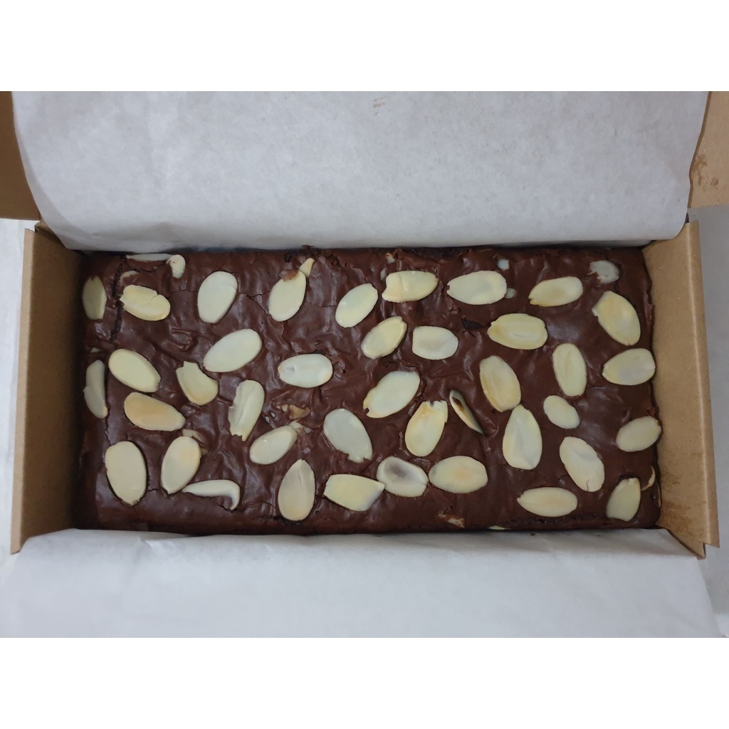 

Fudgy Brownies Topping Almond Slice (Chewy with Premium Chocolate) - PO 2 Hari