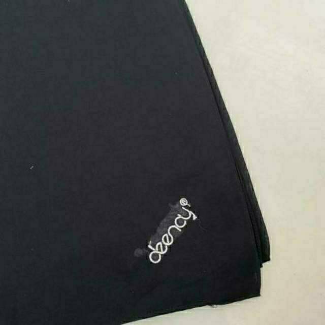 deenay polos liza plain hitam ujung jahit tepi logo bordir