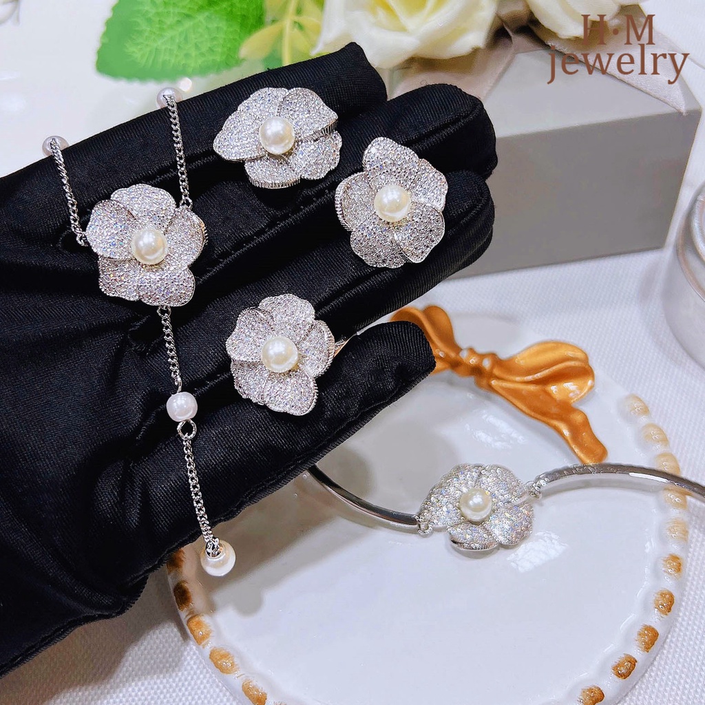 Set Kalung Gelang Cincin Anting Stud Desain Bunga Kamelia Aksen Berlian Mutiara