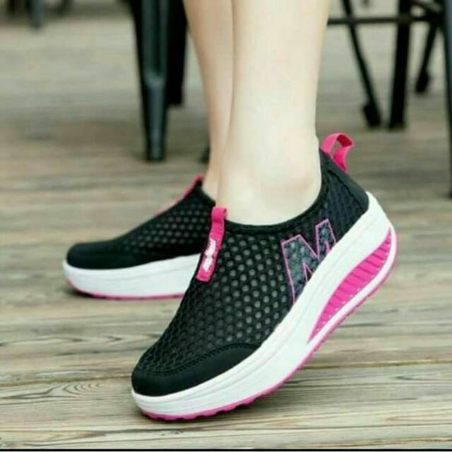 sepatu slip on jaring m hitam pink fanta wedges