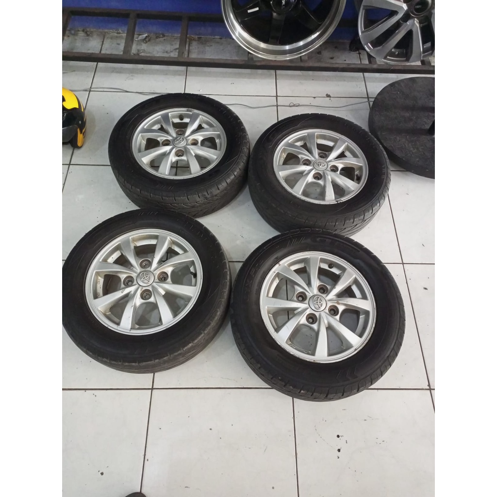 Velg Mobil Bekas Original Copotan Avanza veloz Ring15x5,5 Et45 Pcd4x114.3 Ban Bridgeston 185 70 R14