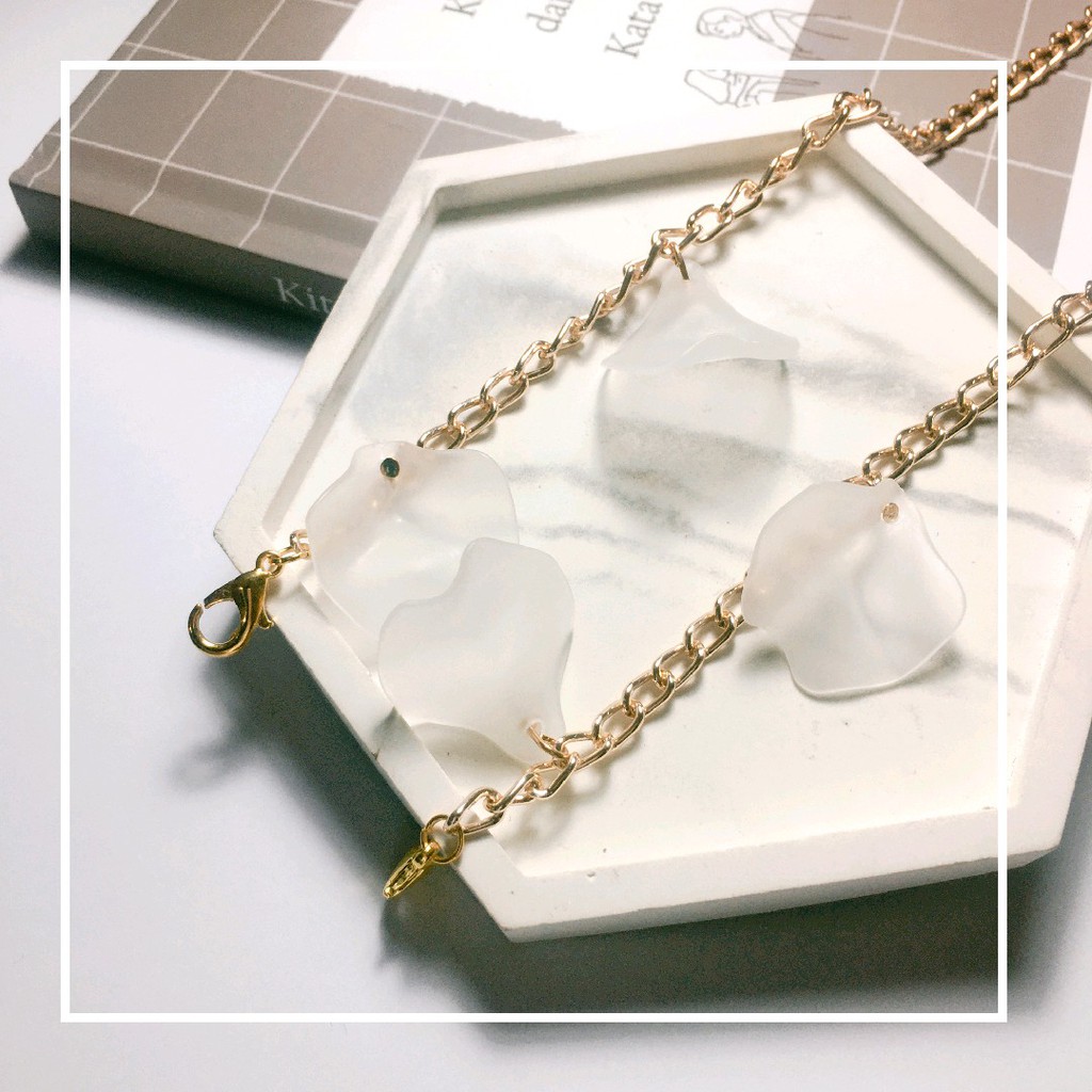 White Iris Strap Mask | Tali Masker | Mask Chain