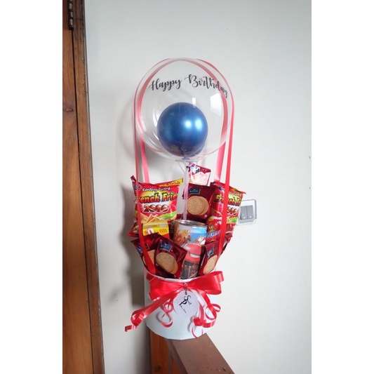 

Bucket snack with baloon