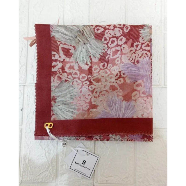 SEGI EMPAT/SCRAF BUTTONSCARVES/ LES AMITIES