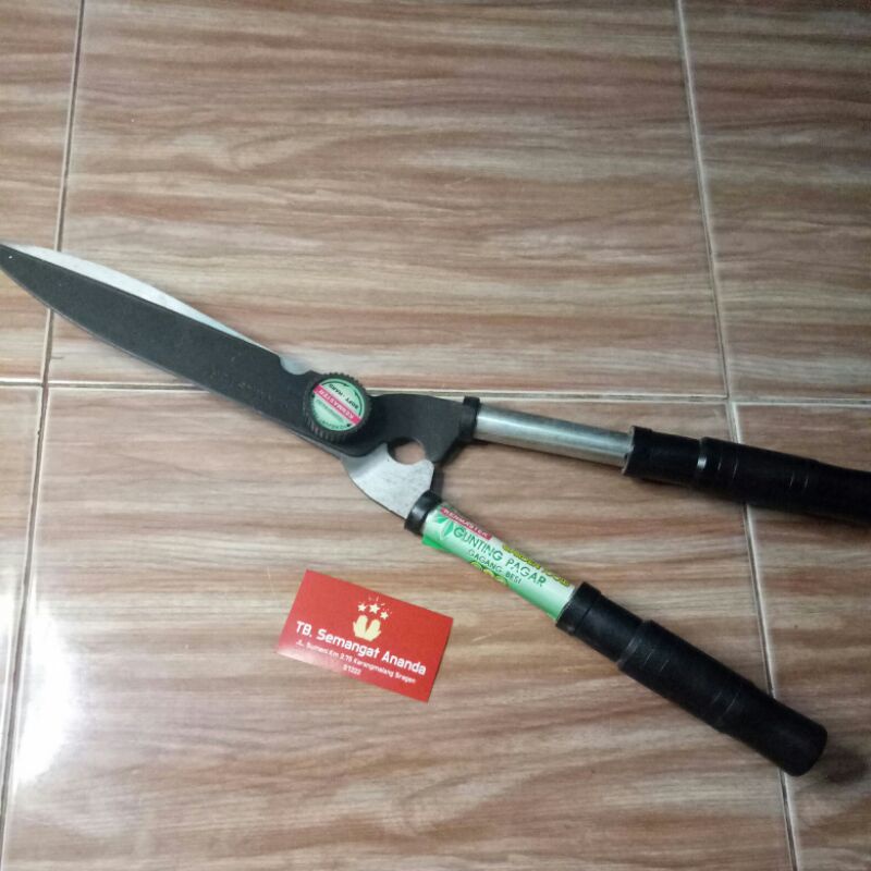 Gunting rumput alat berkebun