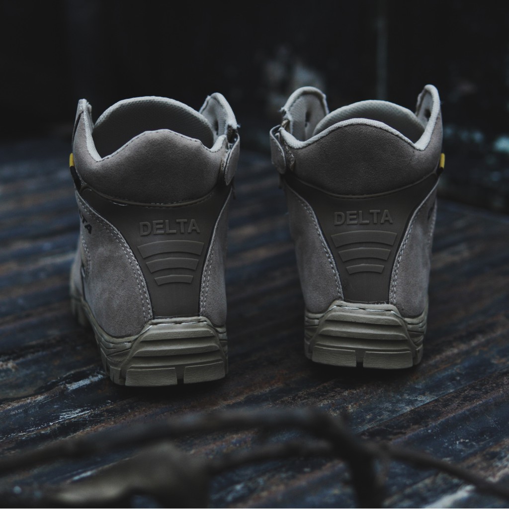 sepatu pria safety DLTA pendek cream ujung besi bahan kulit suede