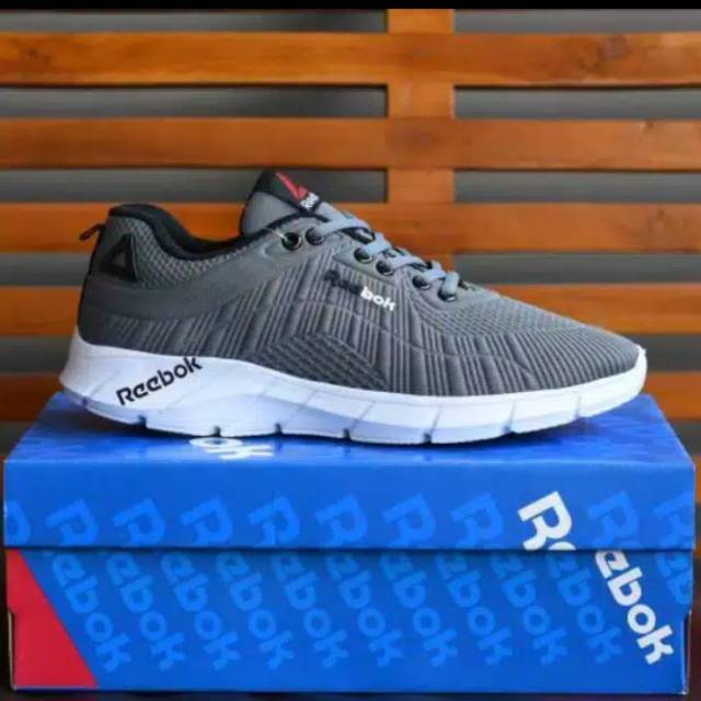 Sepatu Reebok sneaker