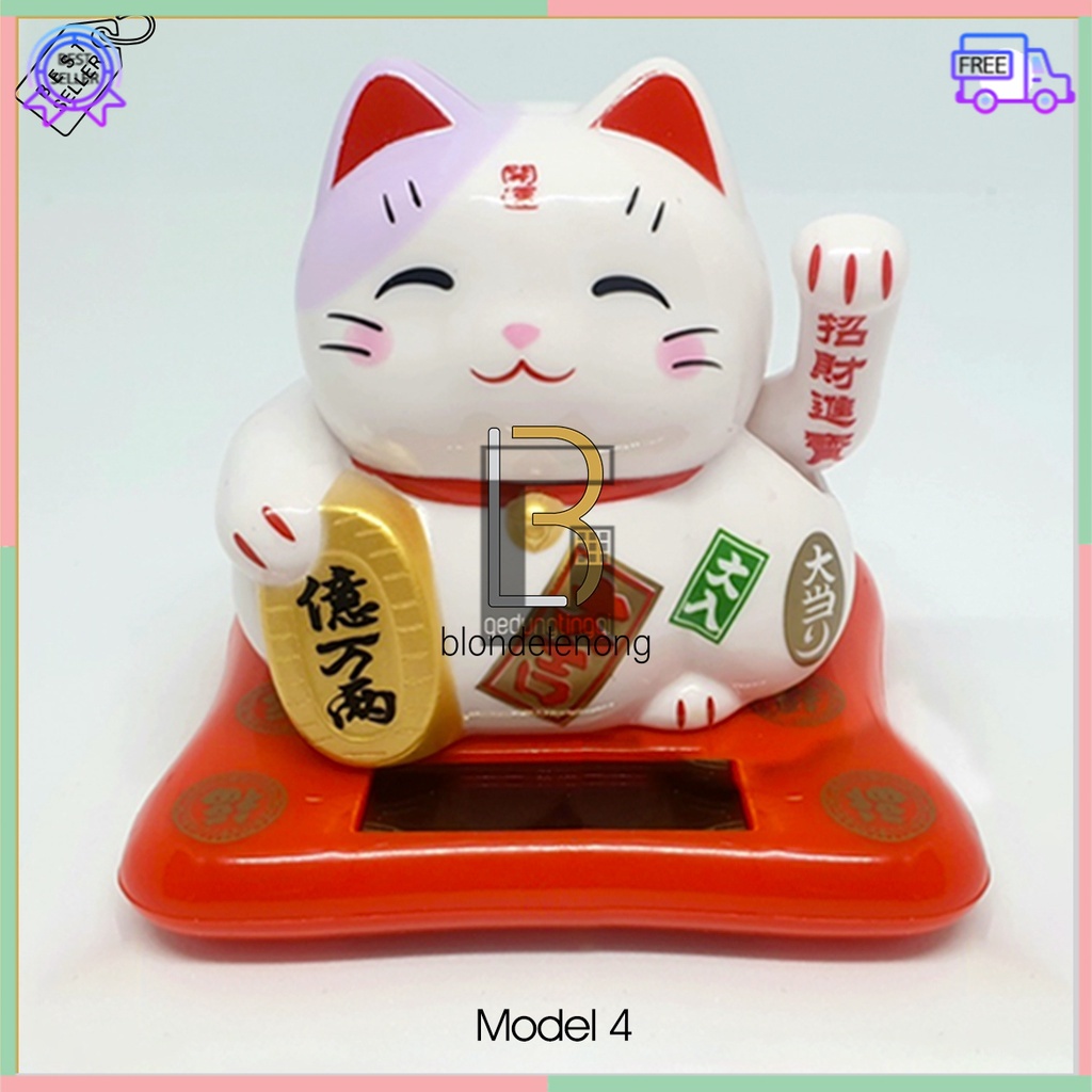 Patung Hiasan Pajangan Kucing Hoki Rejeki Maneki Neko Maneko Neki Keberuntungan China Cina Jepang Lucky Cat Dua Tangan Goyang Gerak Bergerak Solar Cell Cahaya Sinar Non Baterai Batrai Batrei Ukuran Kecil Small Medium Sedang Dashboard Mobil Meja Kasir Toko