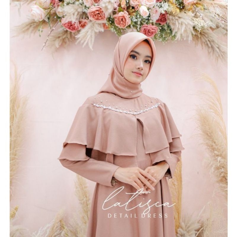 gaun polos bermotip mutiara di dada