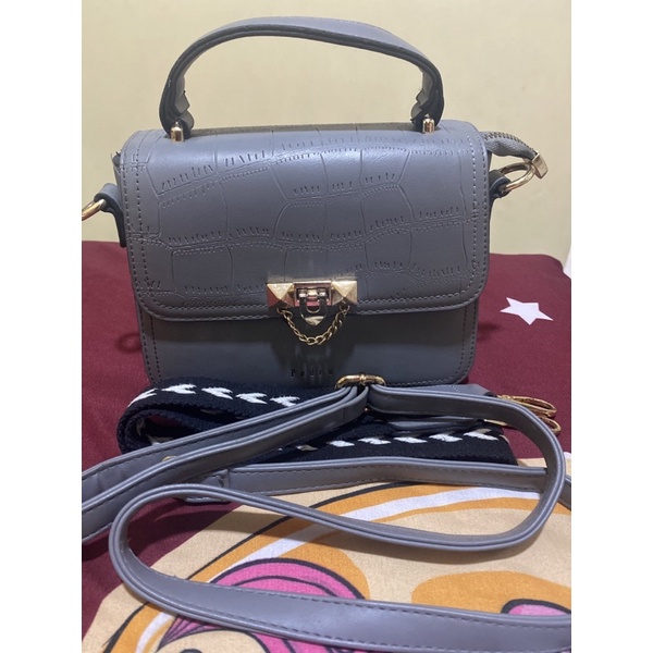 jual preloved tas selempang merek Pedro original  abu