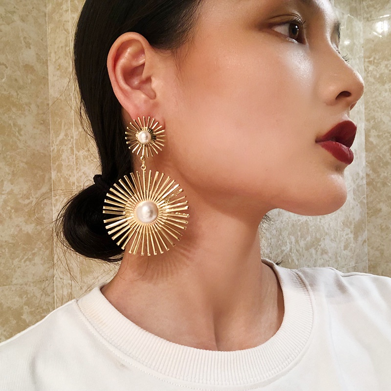 Anting Tusuk Gantung Bahan Metal Desain Bunga Hollow Hias Mutiara Gaya Retro Berkilau Untuk Wanita