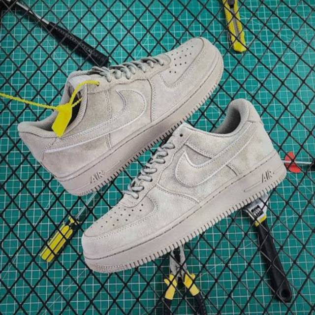 nike air force 1 07 lv8 suede moon particle