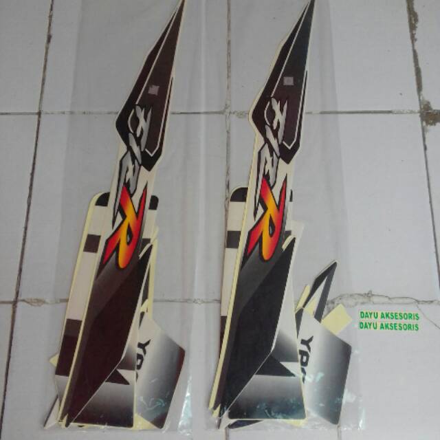 Striping Fiz r sporty 2002 hitam putih