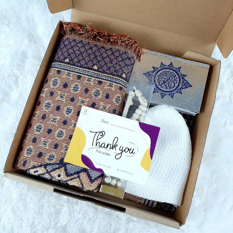 

Hampers Cowok Include Sajadah, Tasbih, Peci dan Al-Quran