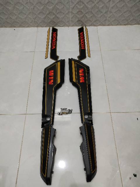 Body cover set box aki lengkap honda win 100 set sticker setriping win 1984 hitam