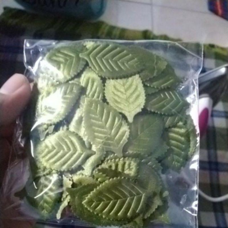 Daun gerigi (kecil) tanpa tangkai