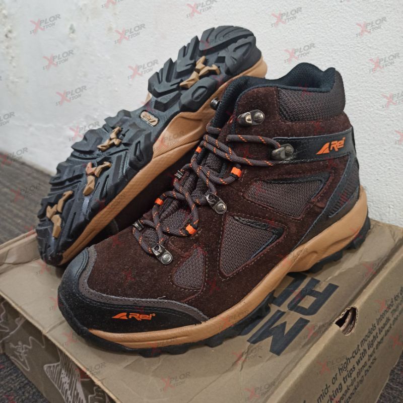 Sepatu Gunung Pria Arei Rei Blacksmith