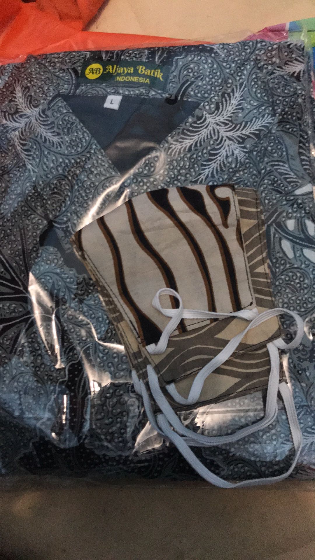 Abu Abu Mlungker Kemeja Batik Pria Lengan Panjang Berfuring