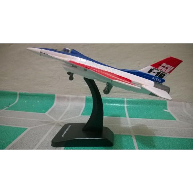 Sky Pilot Miniatur Pesawat F16 Falcon