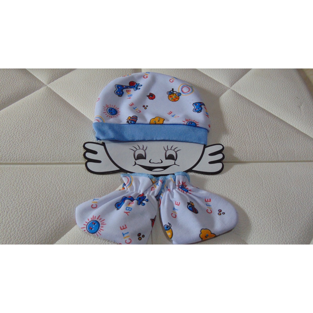 SS - GROSIR (ISI 3 SET ) 4 in 1 Topi Kaki Tangan Celemek Makan Bayi Dasar Putih Full Print