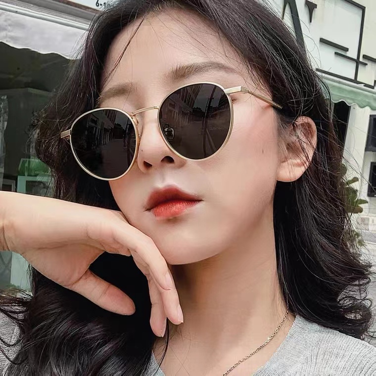 Kacamata Oval Retro gaya sama artis Korea Yoo In-na Fashion Metal kacamata hitam wanita