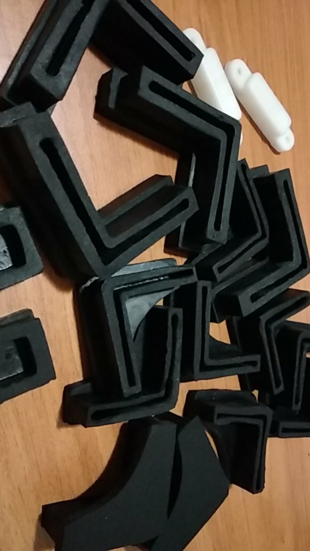 Karet L Atau Karet Alas Siku Rak, Meja, Lemari, Kursi Hitam 4cm X 4cm