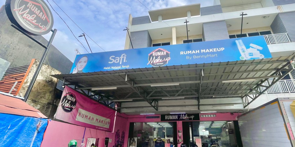 Gambar berbagai produk makeup di toko online