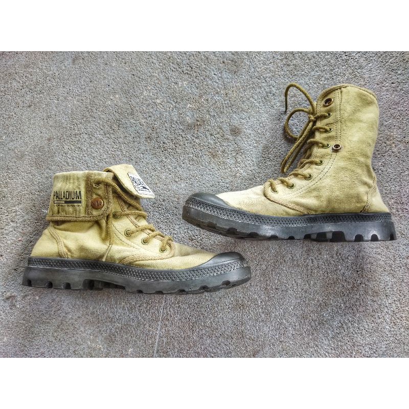 sepatu boots Palladium original second bekas