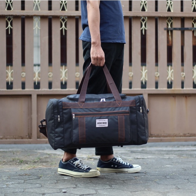 TAS TRAVEL PAKAIAN Travel Bag Besar Archie Hitam Tas Baju Liburan Tas Mudik Kerja Awet Kuat Duffle Cowok Cewek Muat Banyak 20 liter Bahan Tebal Awet Kuat Tas Mudik Liburan Traveling Bisa Masuk Kabin Pesawat