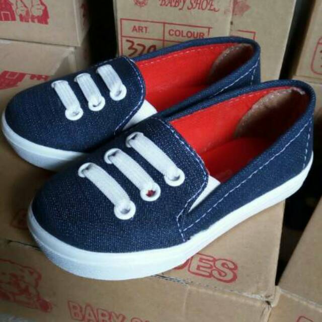 Sepatu anak slip on levis
