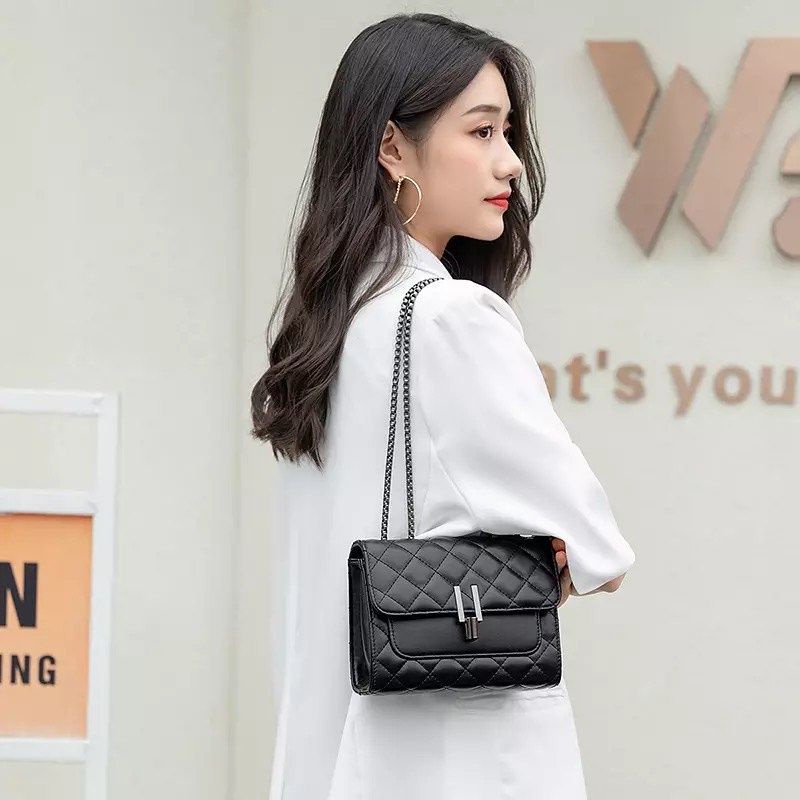 TAS SELEMPANG WANITA AMORA TALI RANTAI ULIR BLACK