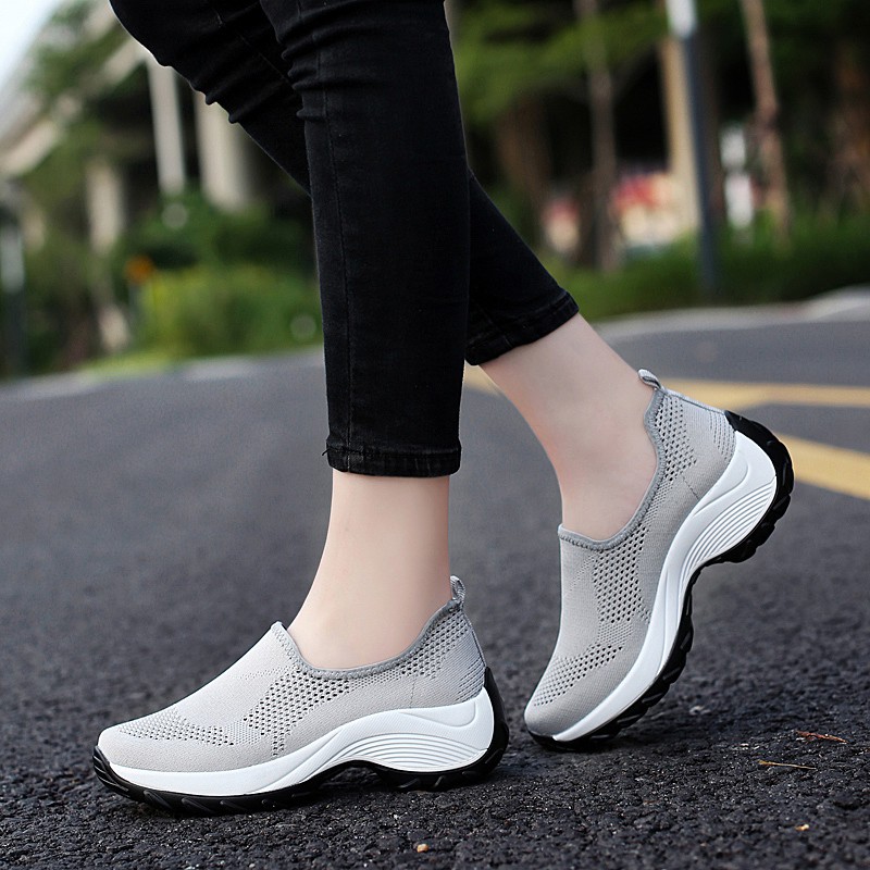  Sepatu  Sneakers Wanita  Model Sport Casual Sol Tebal untuk 