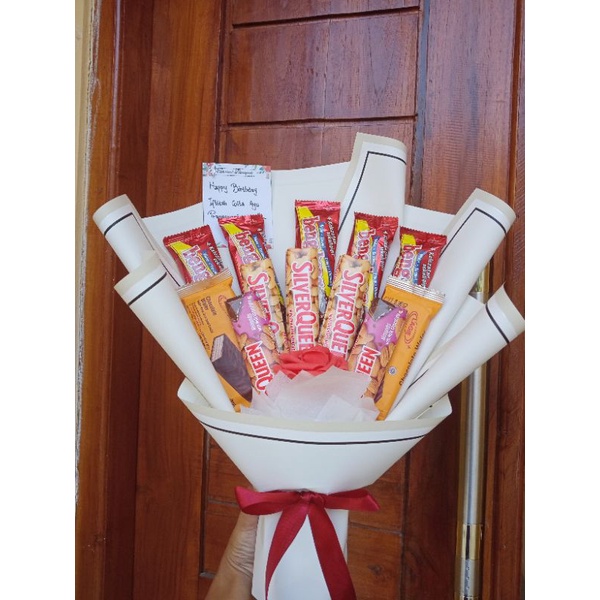 

Buket Coklat + Snack Buket Wisuda | Free Kardus | Free Kartu Ucapan