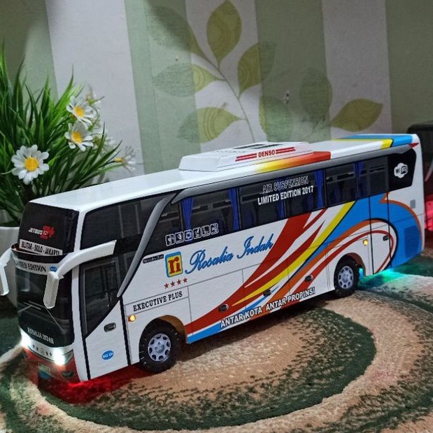 Miniatur bus bis / mainan bus bis rosalia putih plus lampu