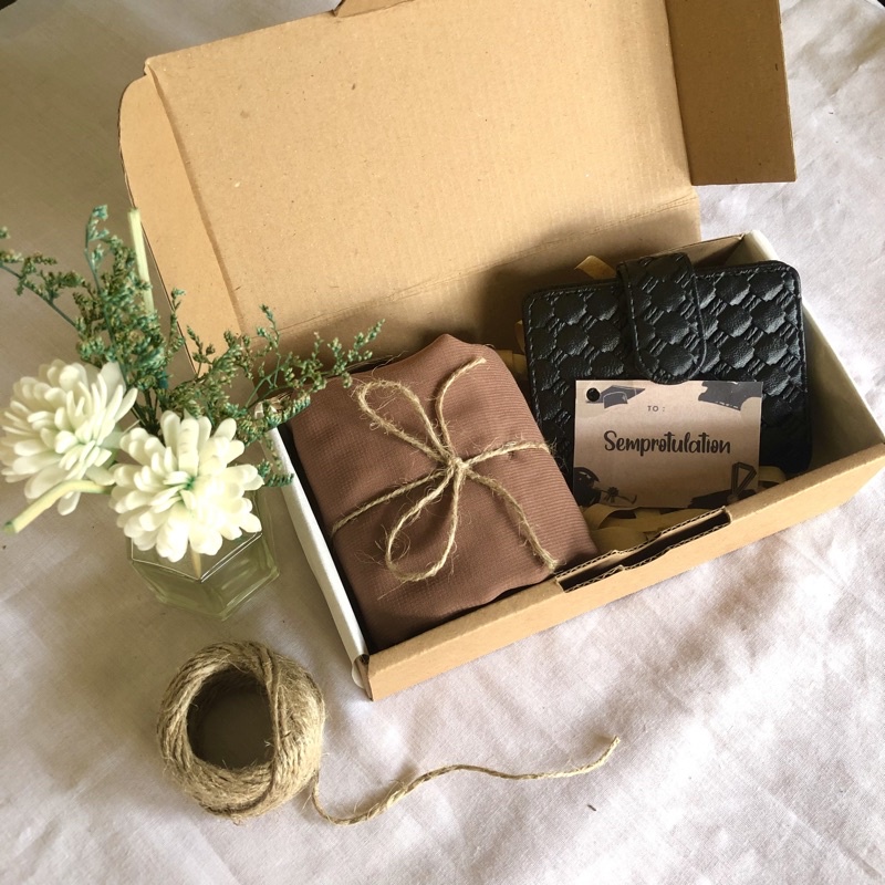 

HAMPERS HIJAB BELLA SQUARE | HAMPERS LEBARAN | GIFT BOX KADO ULANG TAHUN CEWEK | KADO PERNIKAHAN