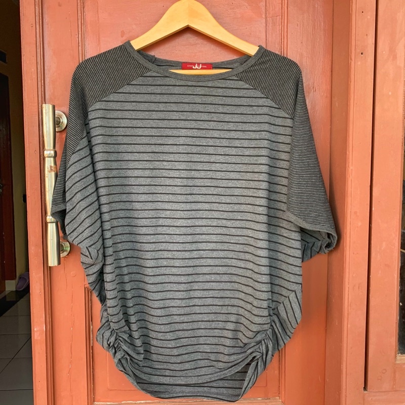 Preloved Kaos Batwing JJ Casual