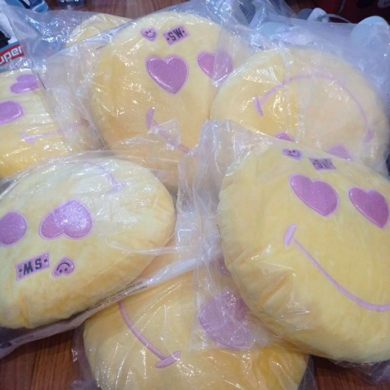 Bantal Boneka The Smileys love yellow