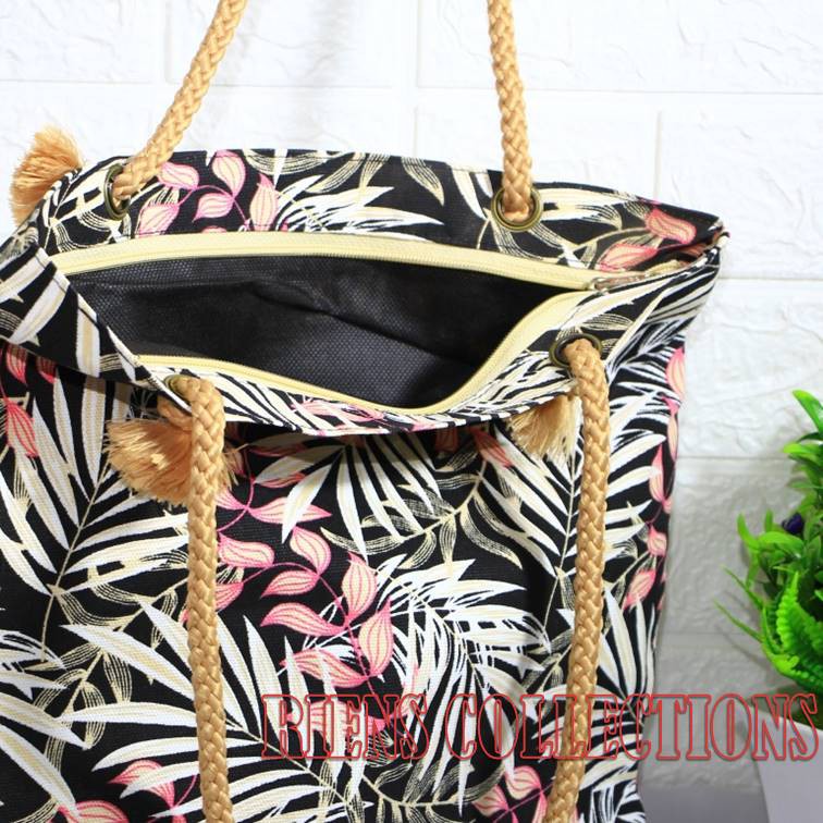 RIENS COLLECTIONS. TOTEBAG TALI KEPANG SUMBU MOTIF FLORAL PALM HITAM